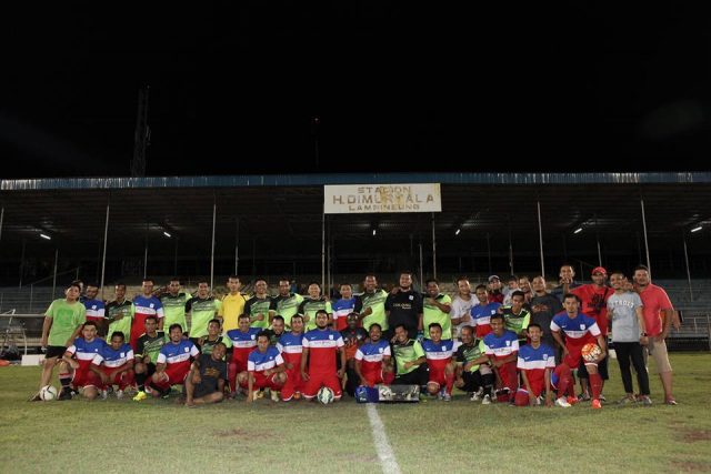 Kedua tim foto bersama