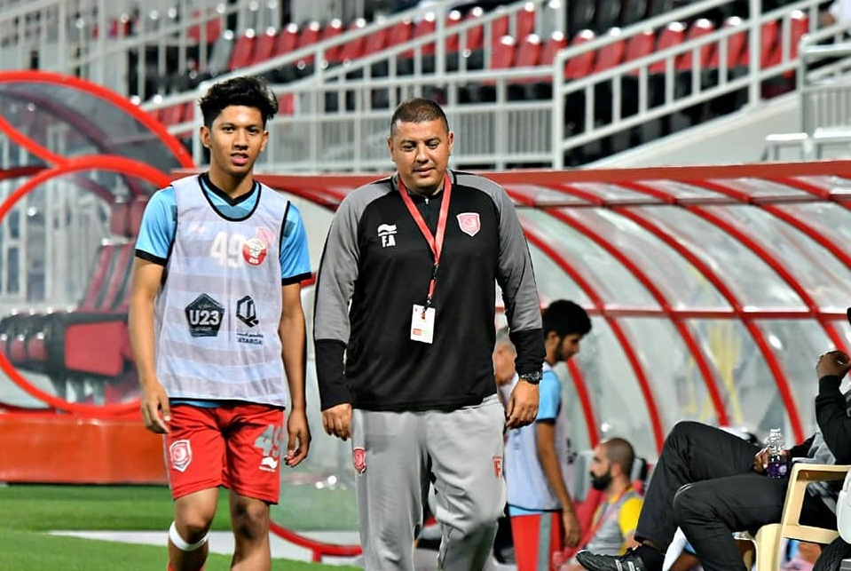 Khuwailid Mustafa didampangi staf pelatih di tim U-23 | Photo Facebook