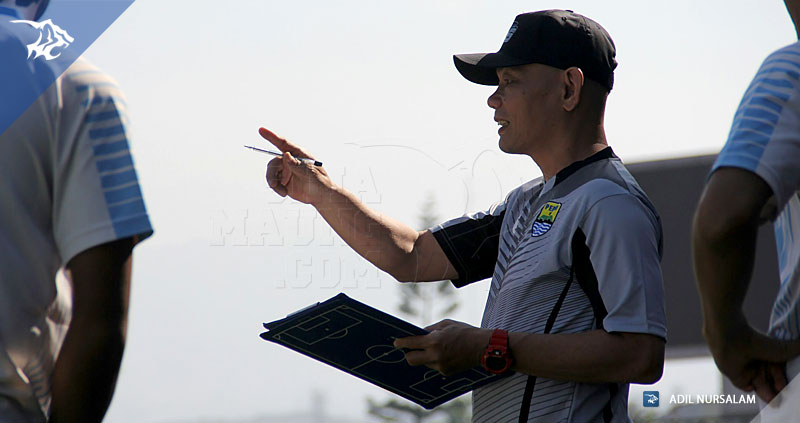 Lestiadi, pelatih Persib B | Photo via simamaung.com