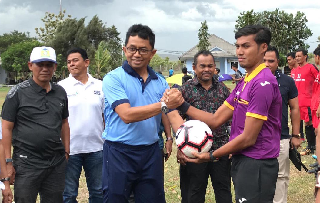 Danlanud SIM, Kol Pnb Hendro Arif menyerahkan bola kepada wasit | Photo Humas Panitia