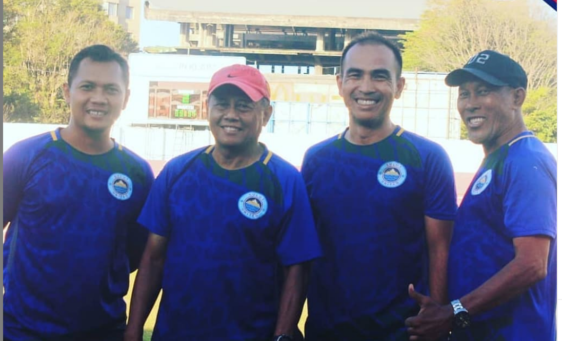 Herry Kiswanto, (tengah) pelatih Sulut United | Photo Instagram