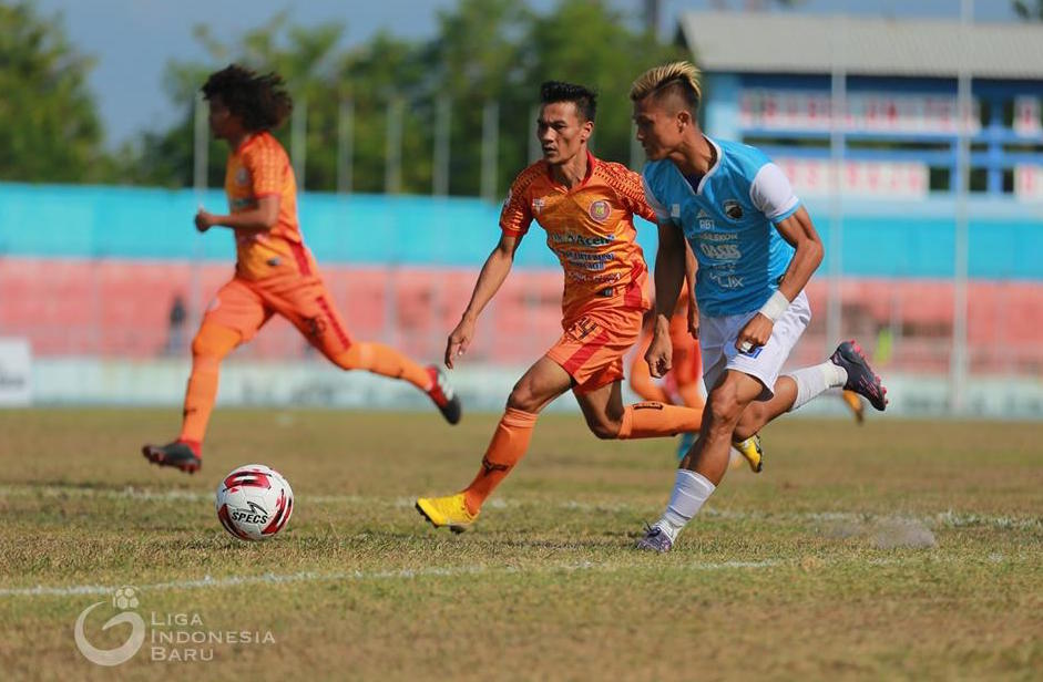 Pemain Persiraja Ikhwani adu lari dengan pemain Babel United | Photo: Dok LIB