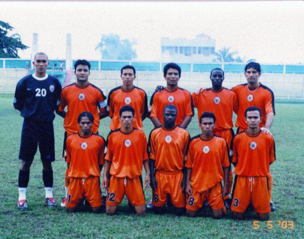 Markus (paling kiri) bersama tim Persiraja dan Alm Irwansyah paling tengah | Foto via